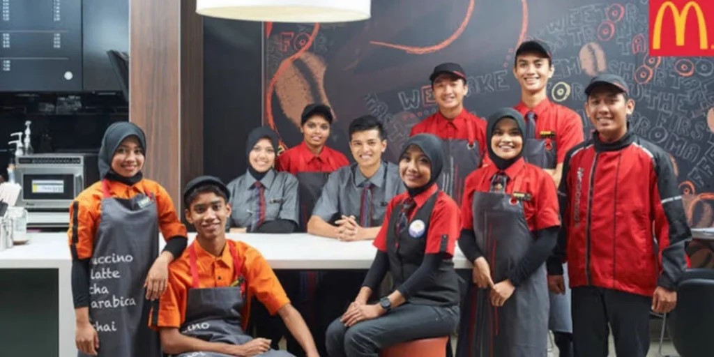 perbandingan gaji karyawan mcd dengan sektor fast food lain