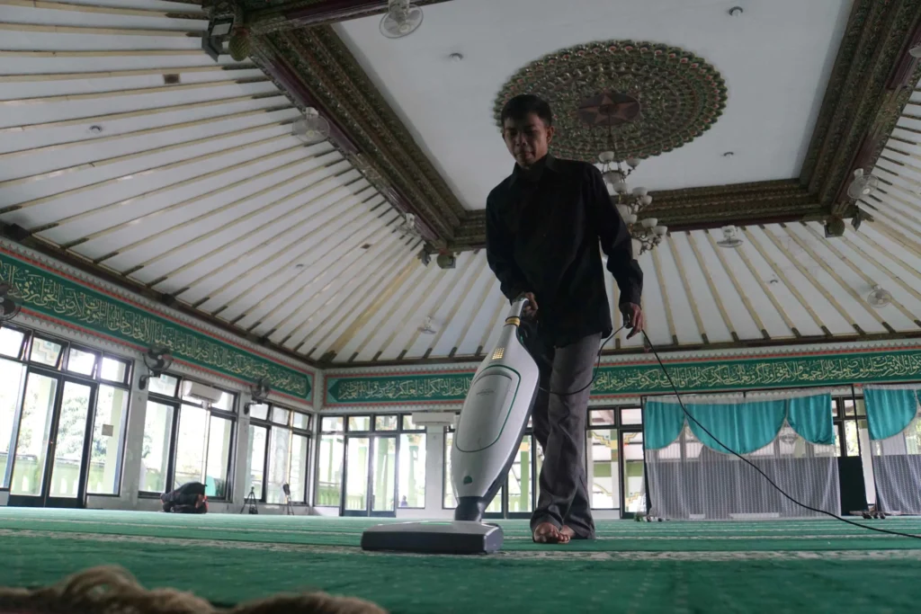 Gaji Marbot Masjid: Panduan Lengkap, Kisaran, dan Faktor Penentu 3 Perbandingan Gaji Marbot Masjid dengan Profesi Lain